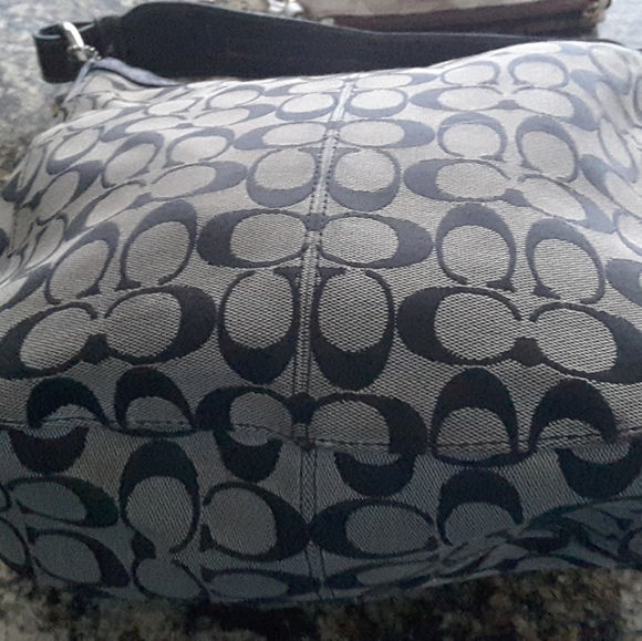 Coach (faux) - Picture 2 of 6